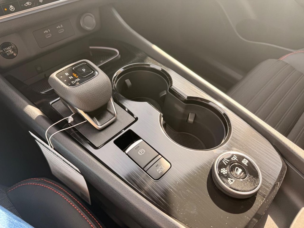 Nissan Rogue Vehicle Full-screen Gallery Image 06