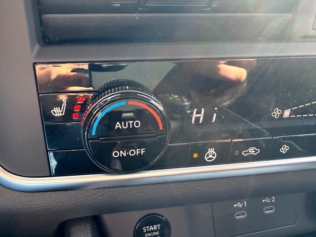 Nissan Rogue Vehicle Full-screen Gallery Image 08