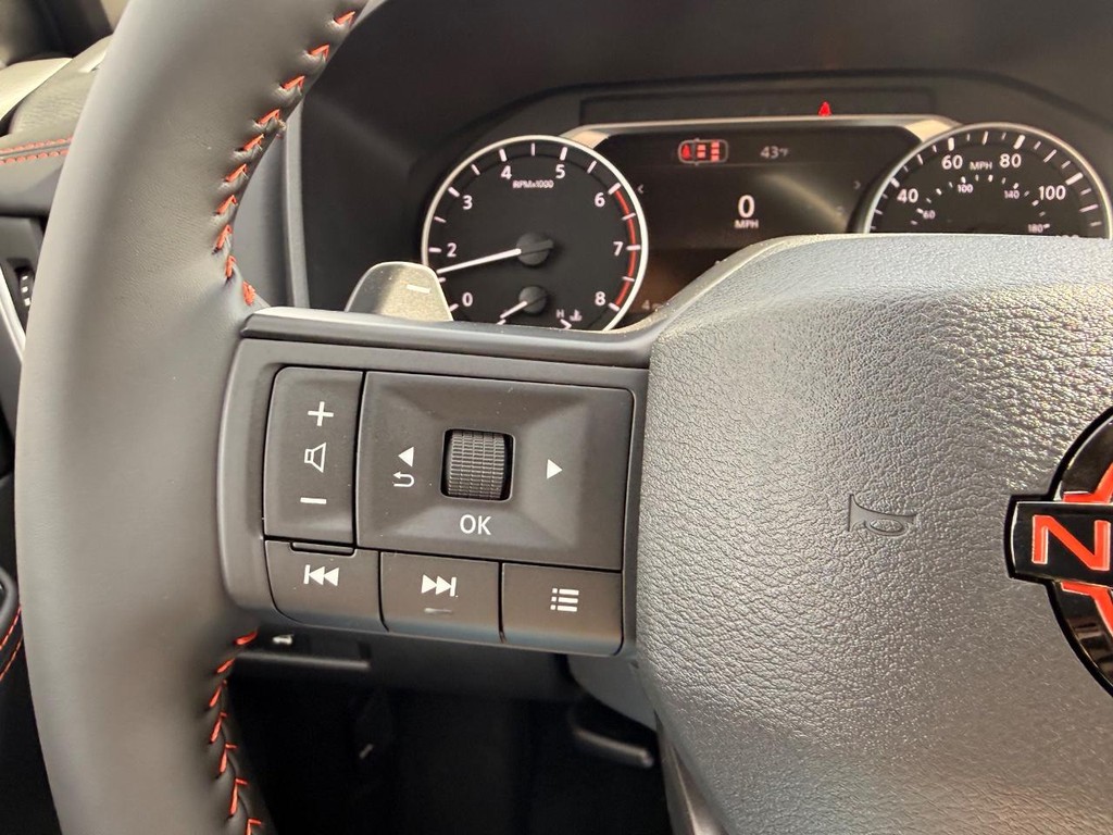 Nissan Rogue Vehicle Full-screen Gallery Image 12