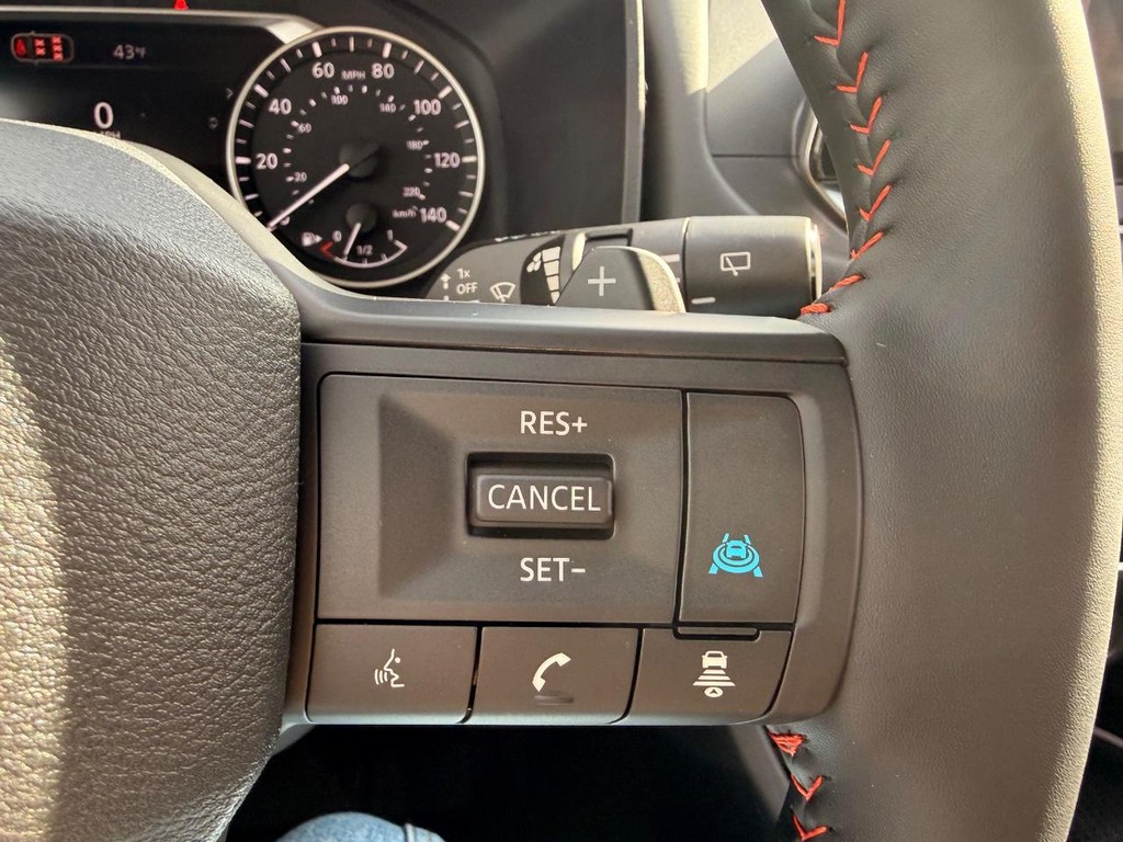 Nissan Rogue Vehicle Full-screen Gallery Image 13