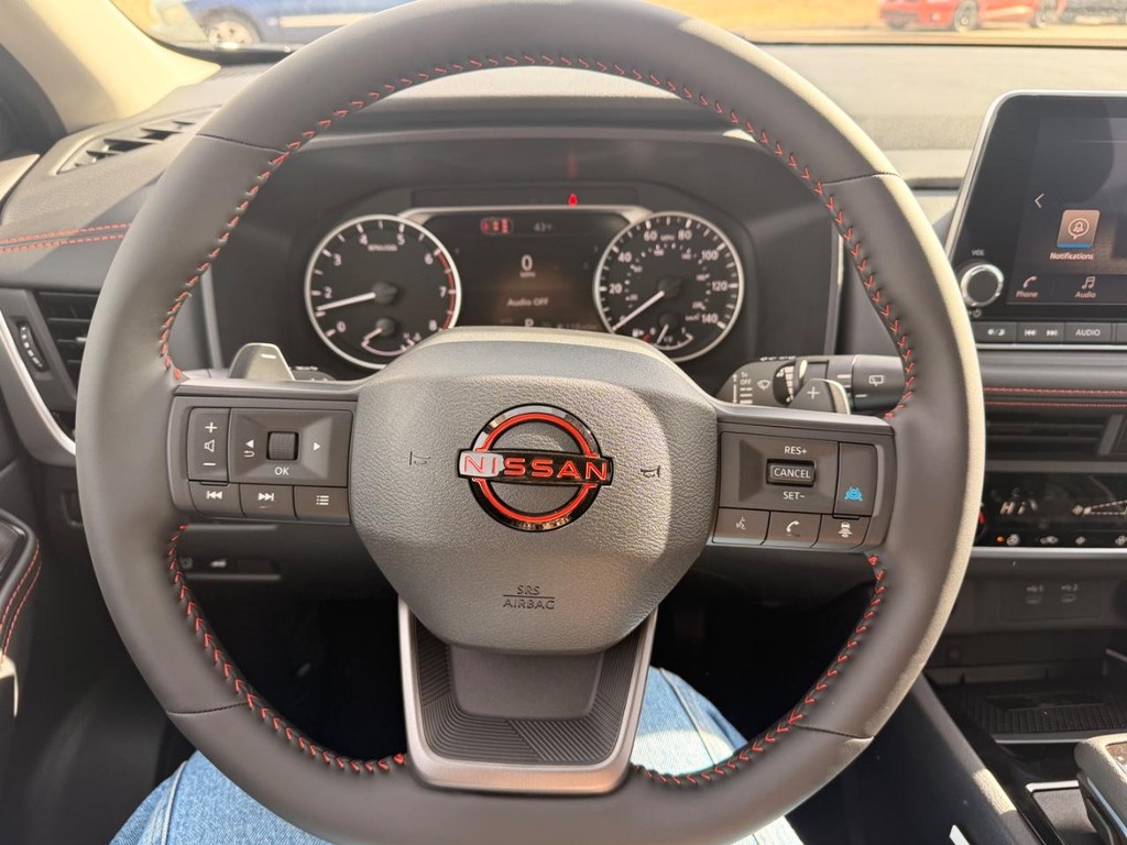 Nissan Rogue Vehicle Full-screen Gallery Image 14