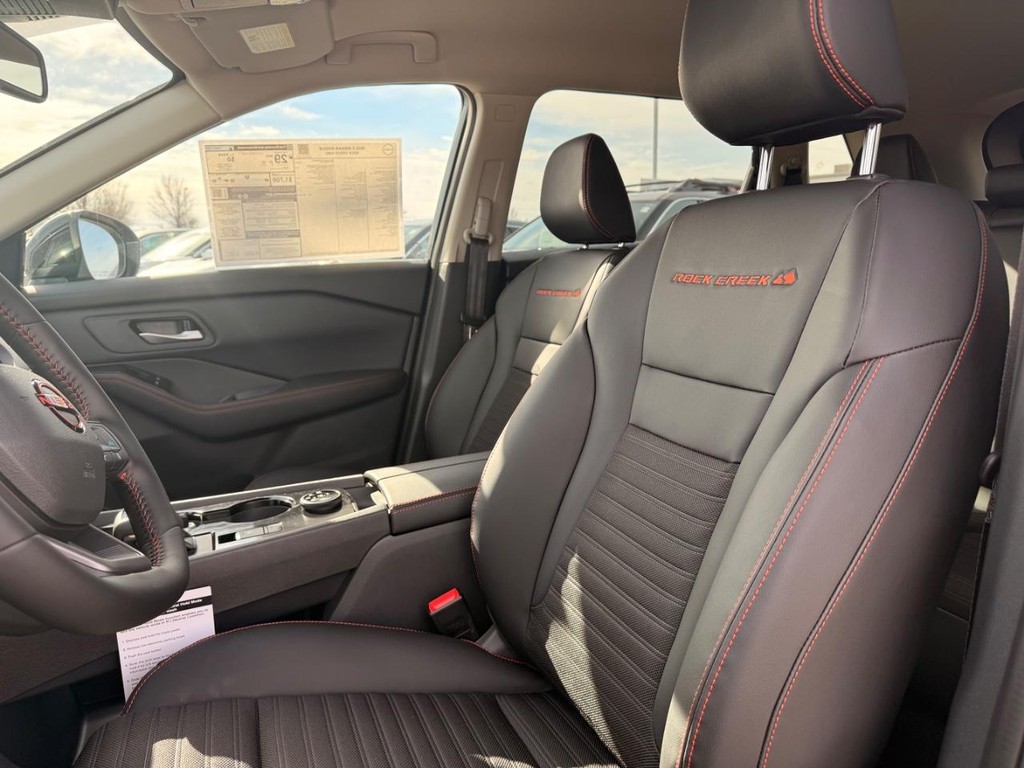 Nissan Rogue Vehicle Full-screen Gallery Image 15