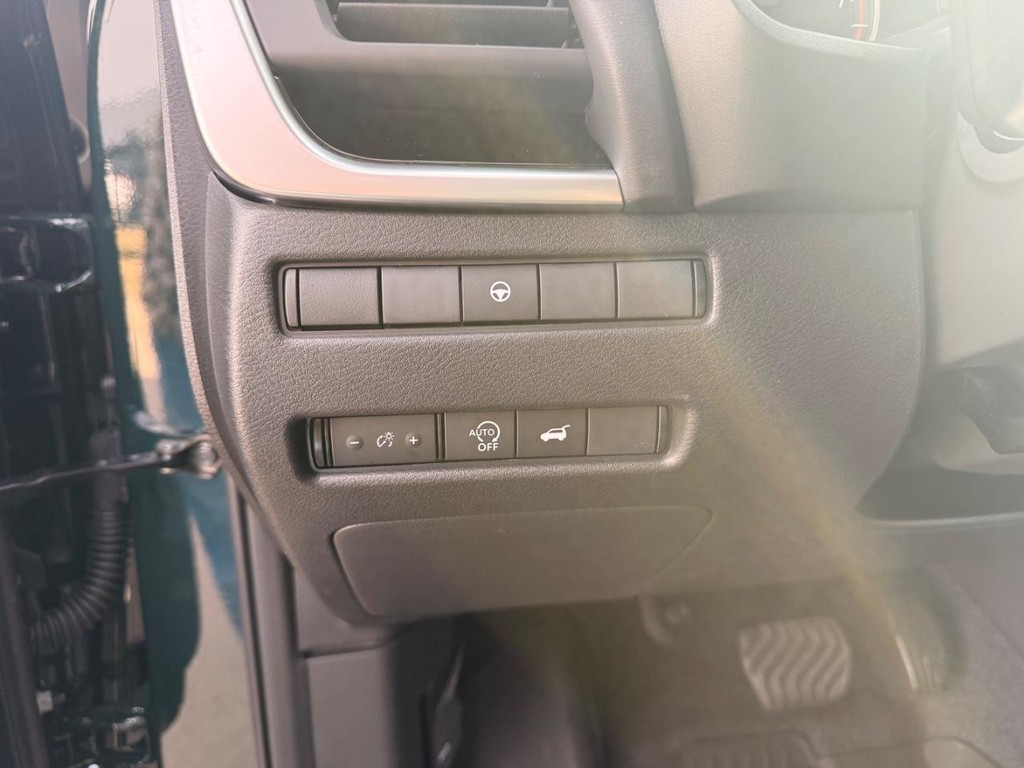 Nissan Rogue Vehicle Full-screen Gallery Image 16