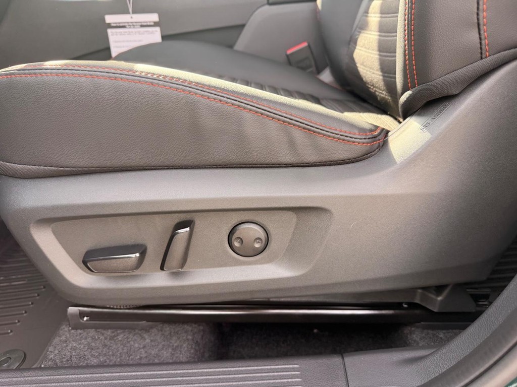 Nissan Rogue Vehicle Full-screen Gallery Image 17
