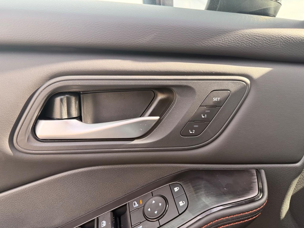 Nissan Rogue Vehicle Full-screen Gallery Image 18