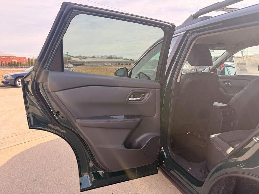 Nissan Rogue Vehicle Full-screen Gallery Image 20