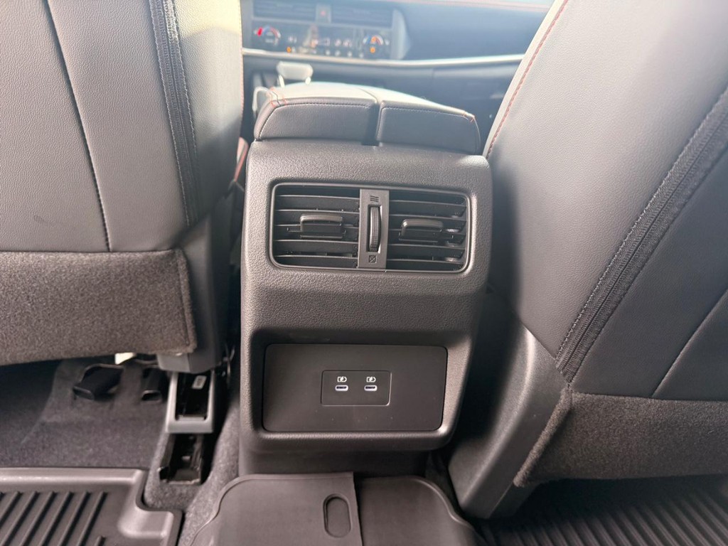 Nissan Rogue Vehicle Full-screen Gallery Image 21