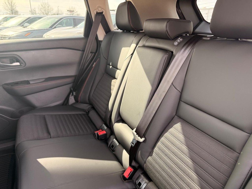 Nissan Rogue Vehicle Full-screen Gallery Image 23