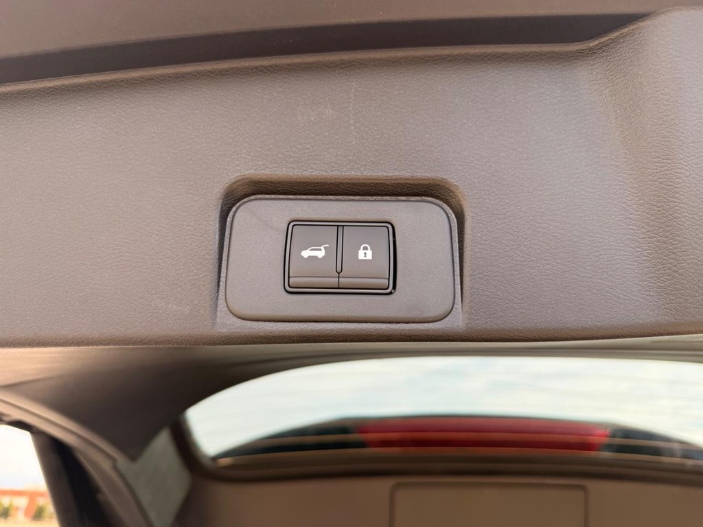 Nissan Rogue Vehicle Full-screen Gallery Image 24