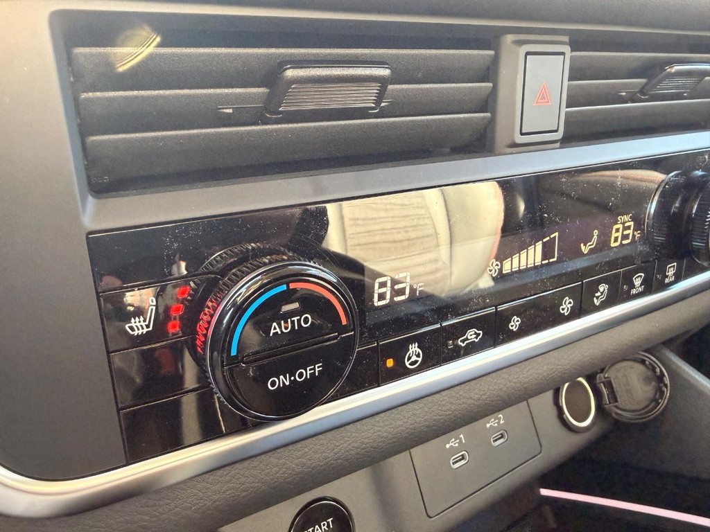 Nissan Rogue Vehicle Full-screen Gallery Image 04