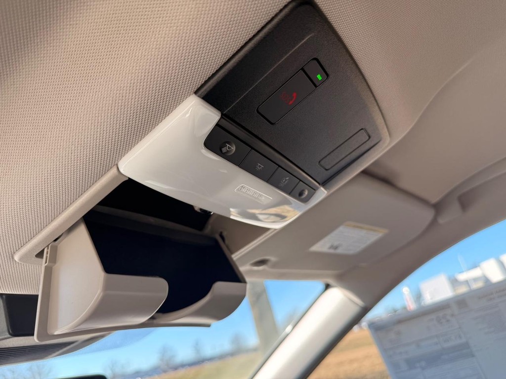 Nissan Rogue Vehicle Full-screen Gallery Image 08