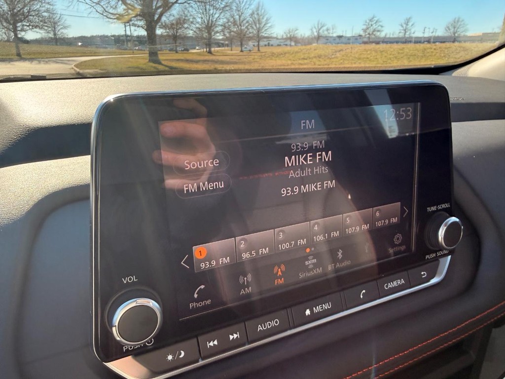 Nissan Rogue Vehicle Full-screen Gallery Image 11