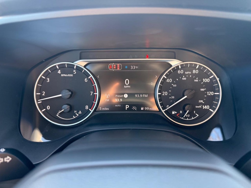 Nissan Rogue Vehicle Full-screen Gallery Image 12