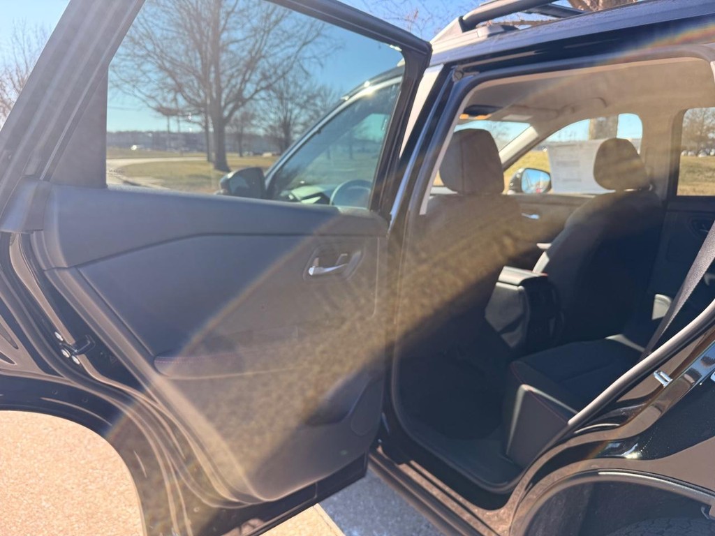 Nissan Rogue Vehicle Full-screen Gallery Image 19