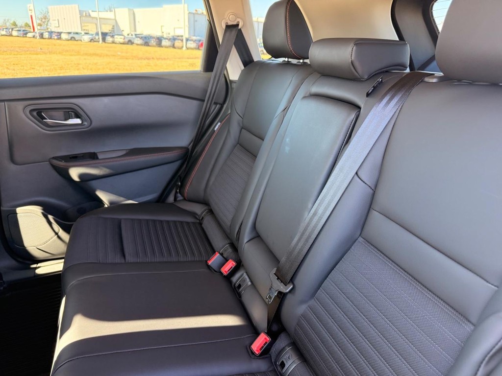 Nissan Rogue Vehicle Full-screen Gallery Image 22