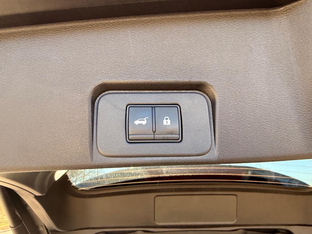 Nissan Rogue Vehicle Full-screen Gallery Image 23