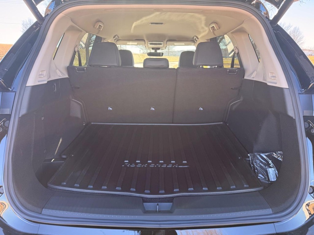 Nissan Rogue Vehicle Full-screen Gallery Image 24