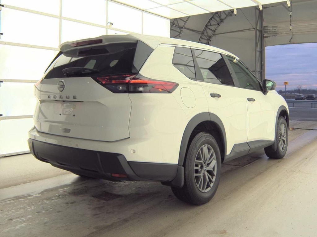 Nissan Rogue Vehicle Full-screen Gallery Image 02