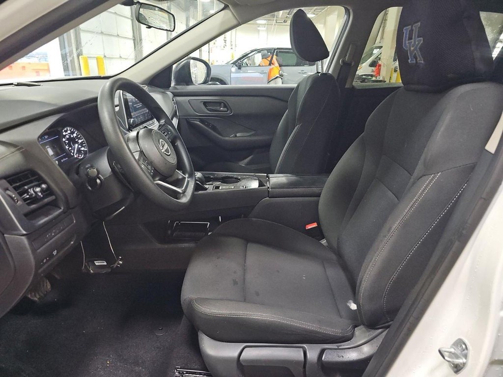 Nissan Rogue Vehicle Full-screen Gallery Image 04