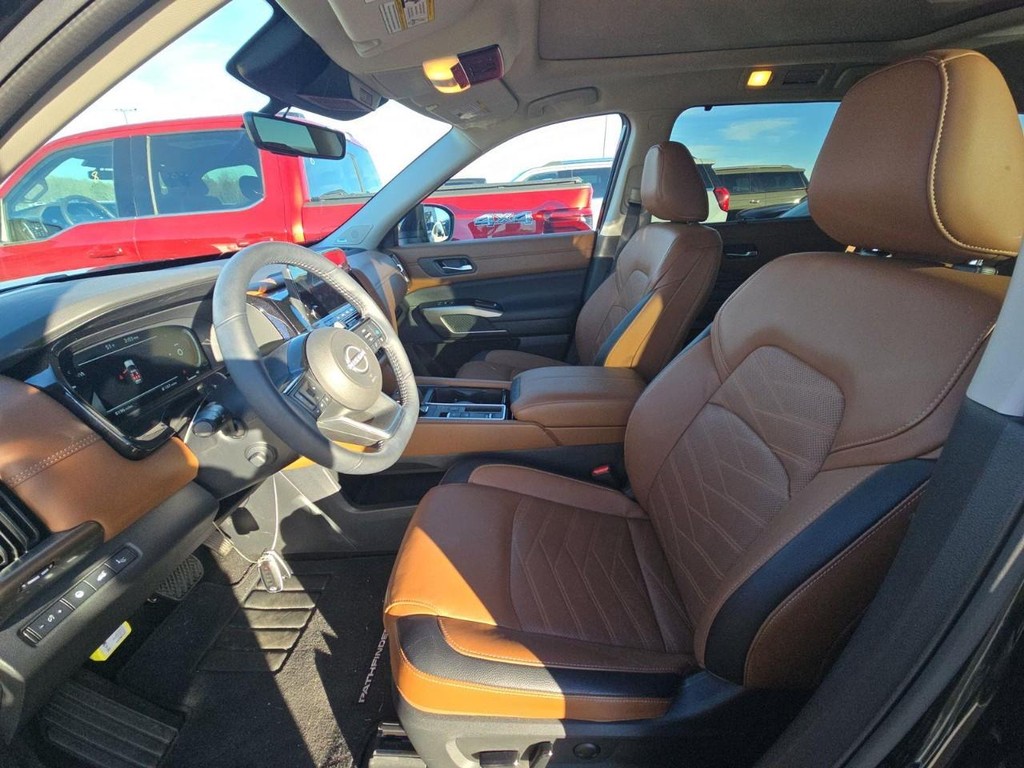 Nissan Pathfinder Vehicle Full-screen Gallery Image 03