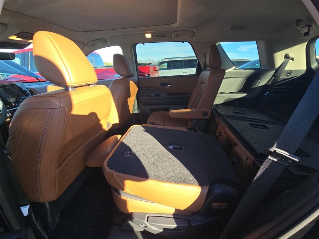 Nissan Pathfinder Vehicle Full-screen Gallery Image 05