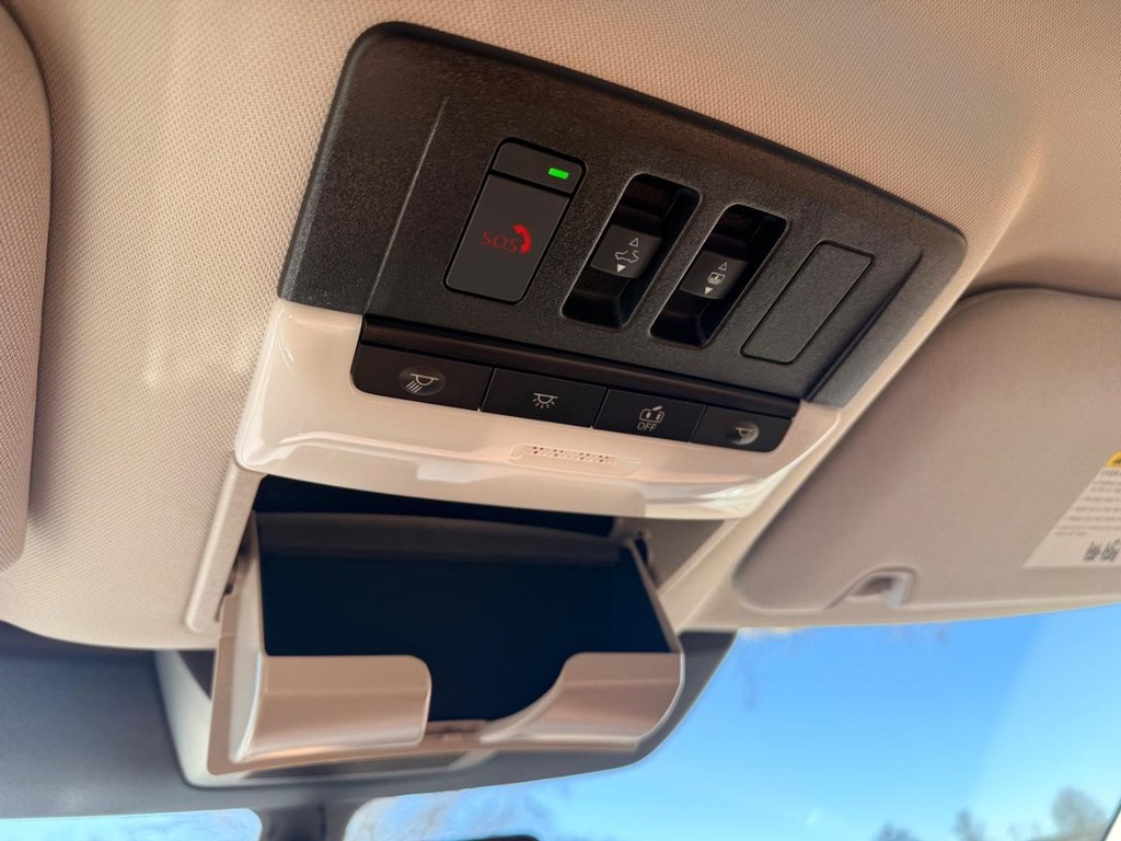 Nissan Pathfinder Vehicle Full-screen Gallery Image 06