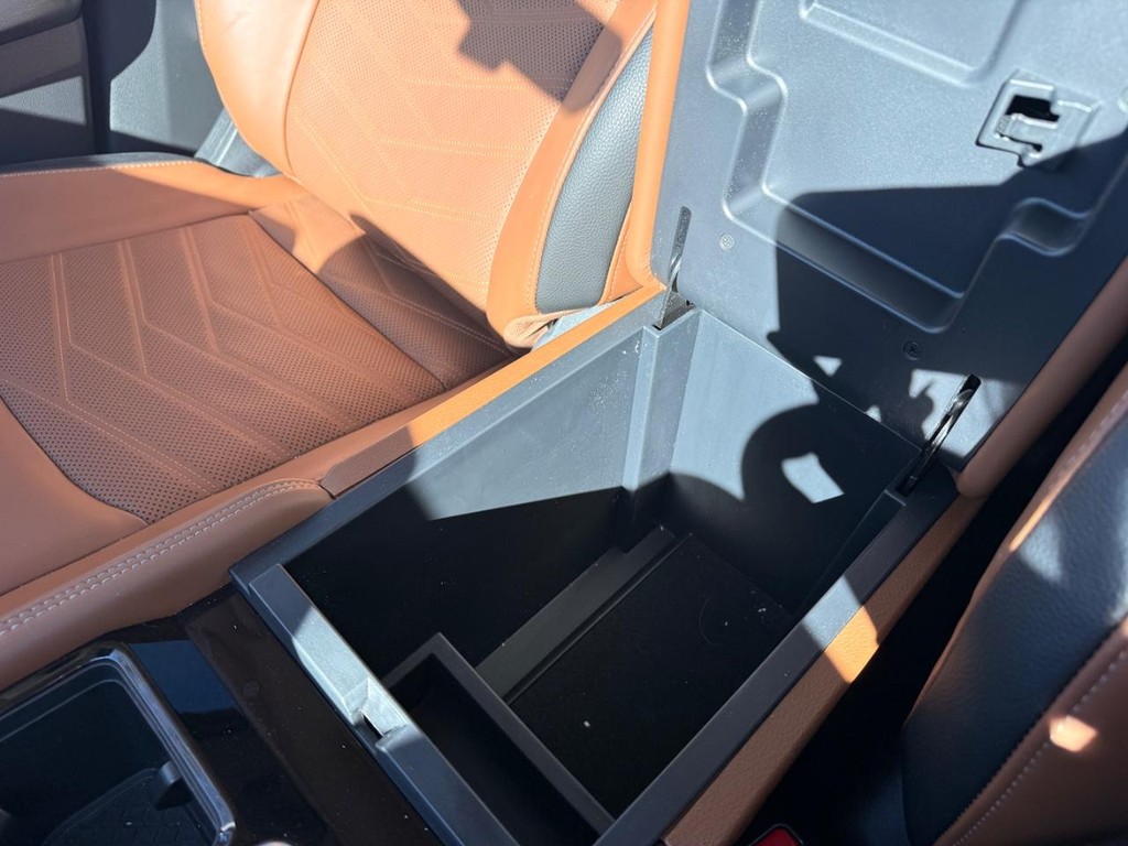 Nissan Pathfinder Vehicle Full-screen Gallery Image 08