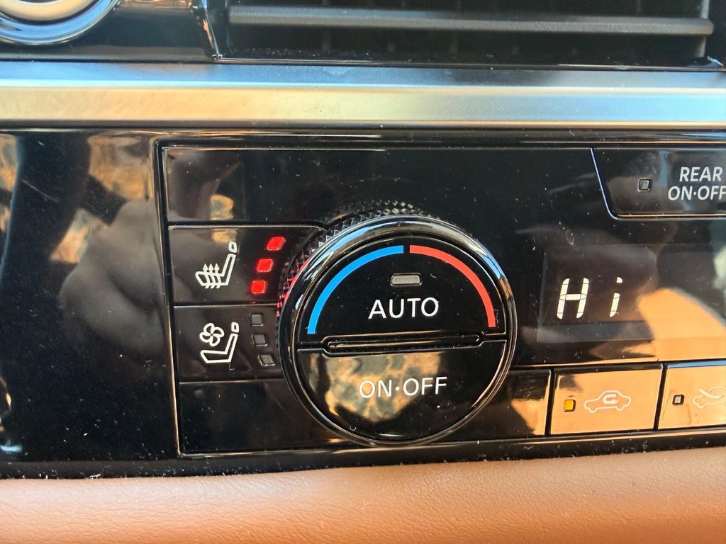 Nissan Pathfinder Vehicle Full-screen Gallery Image 10