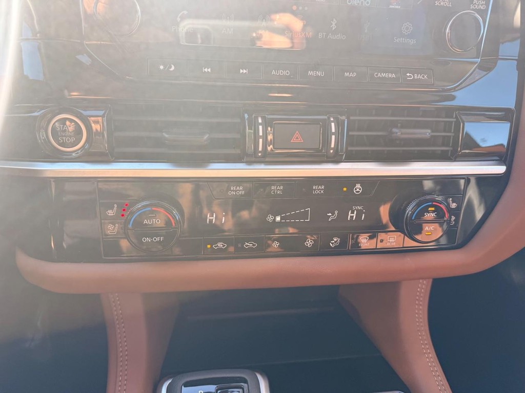 Nissan Pathfinder Vehicle Full-screen Gallery Image 13