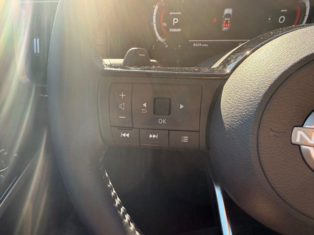 Nissan Pathfinder Vehicle Full-screen Gallery Image 16