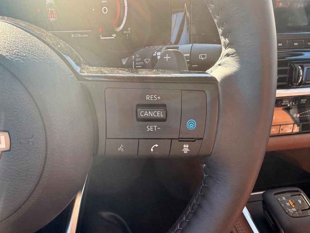 Nissan Pathfinder Vehicle Full-screen Gallery Image 17