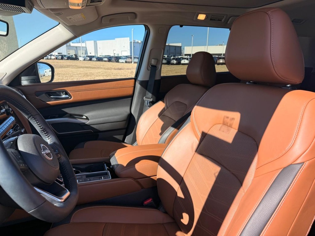 Nissan Pathfinder Vehicle Full-screen Gallery Image 19