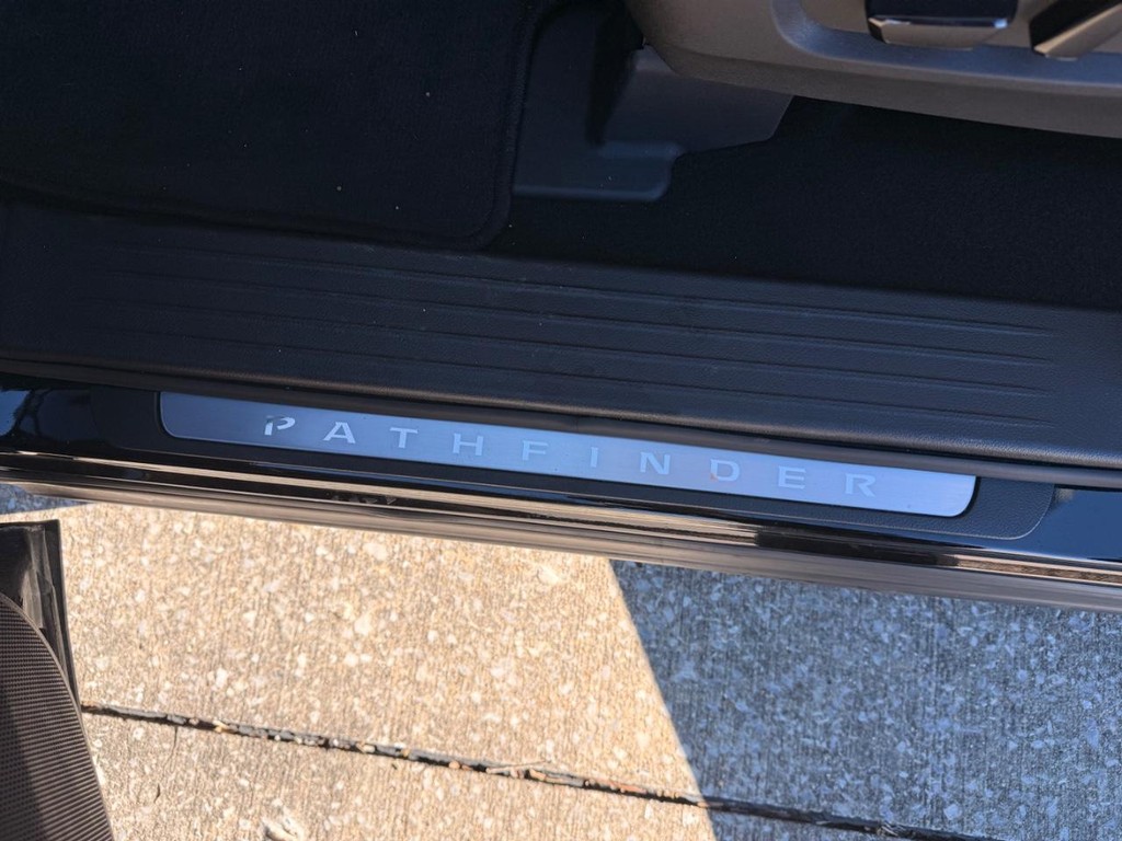 Nissan Pathfinder Vehicle Full-screen Gallery Image 22