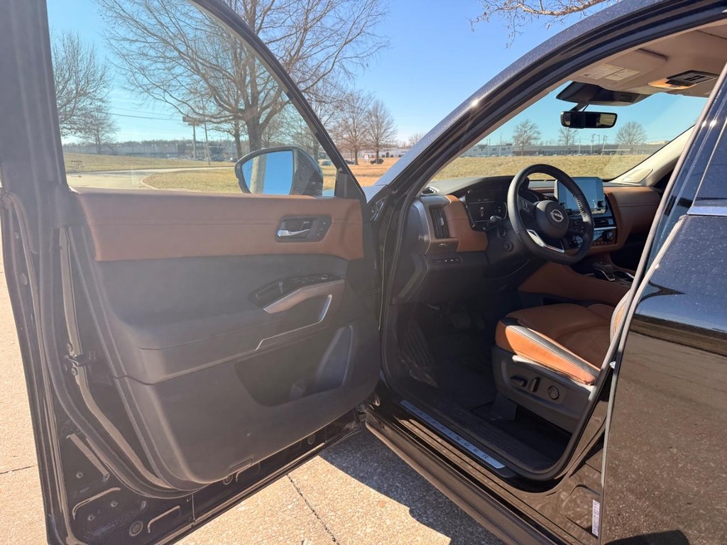 Nissan Pathfinder Vehicle Full-screen Gallery Image 23