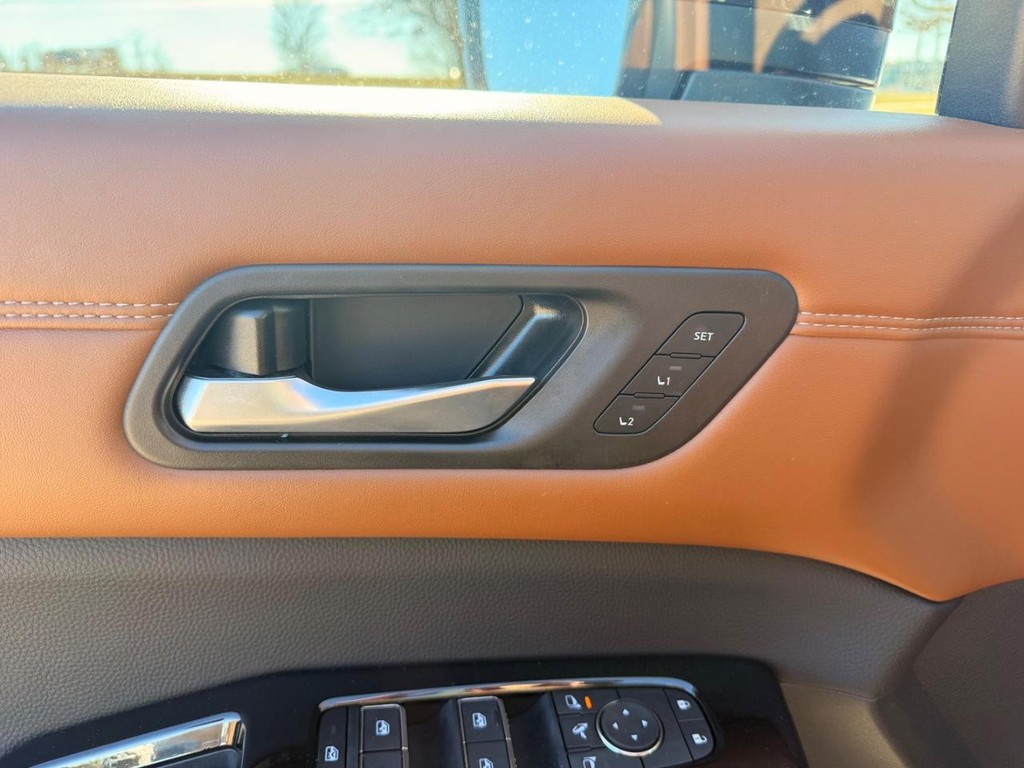 Nissan Pathfinder Vehicle Full-screen Gallery Image 24