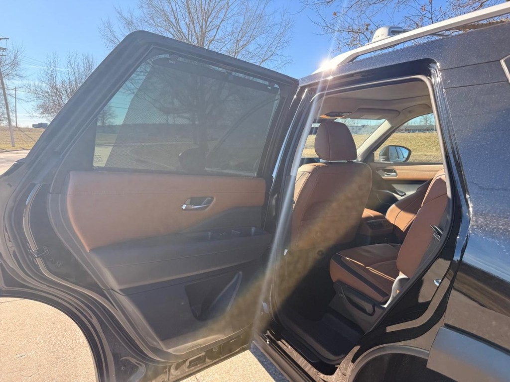 Nissan Pathfinder Vehicle Full-screen Gallery Image 26