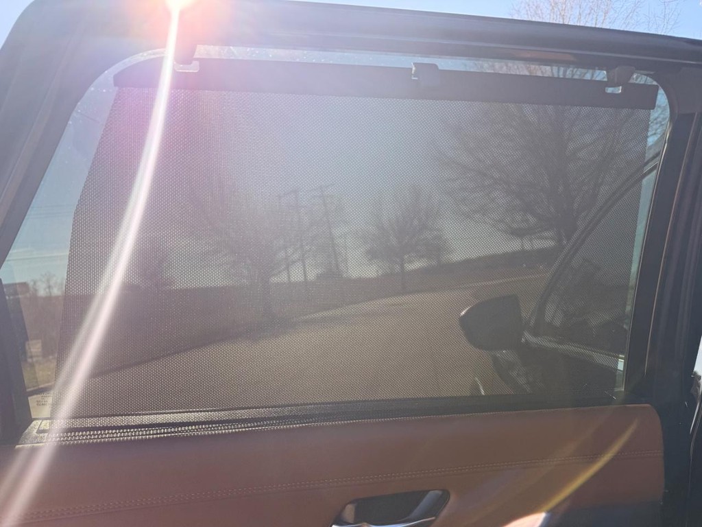 Nissan Pathfinder Vehicle Full-screen Gallery Image 28