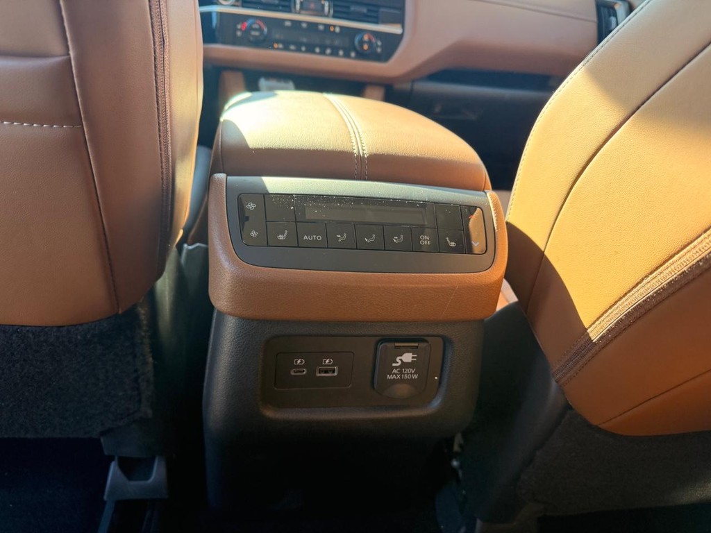 Nissan Pathfinder Vehicle Full-screen Gallery Image 29