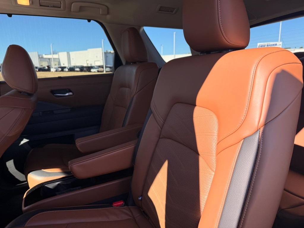 Nissan Pathfinder Vehicle Full-screen Gallery Image 31