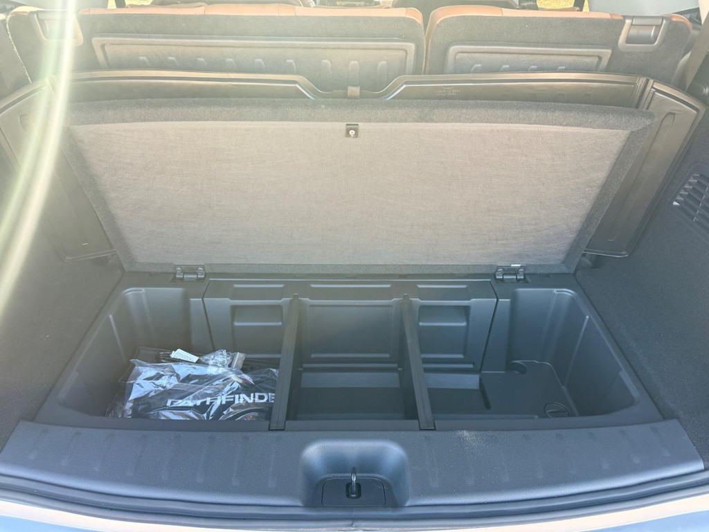 Nissan Pathfinder Vehicle Full-screen Gallery Image 33