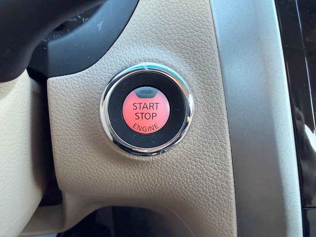 Nissan Altima Vehicle Full-screen Gallery Image 02