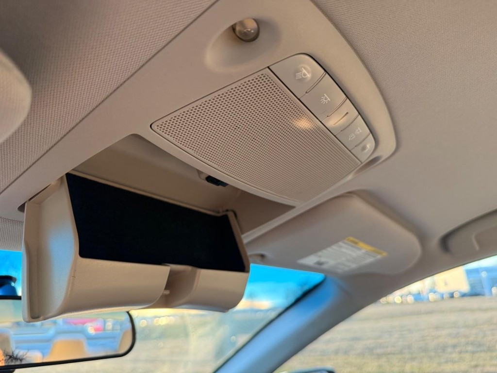 Nissan Altima Vehicle Full-screen Gallery Image 03