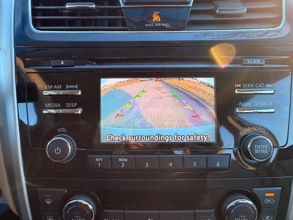 Nissan Altima Vehicle Full-screen Gallery Image 04