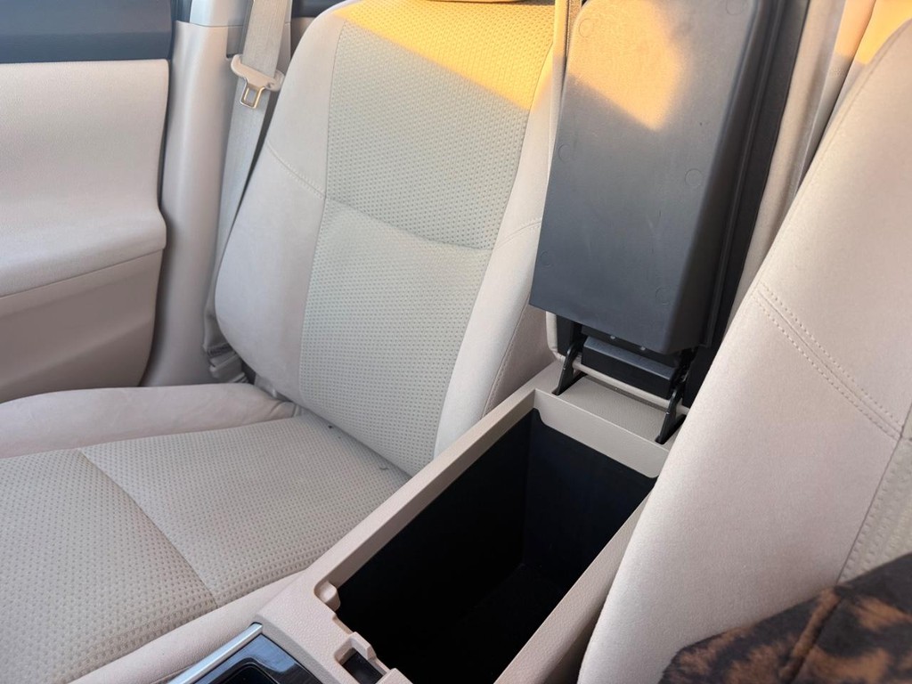 Nissan Altima Vehicle Full-screen Gallery Image 05