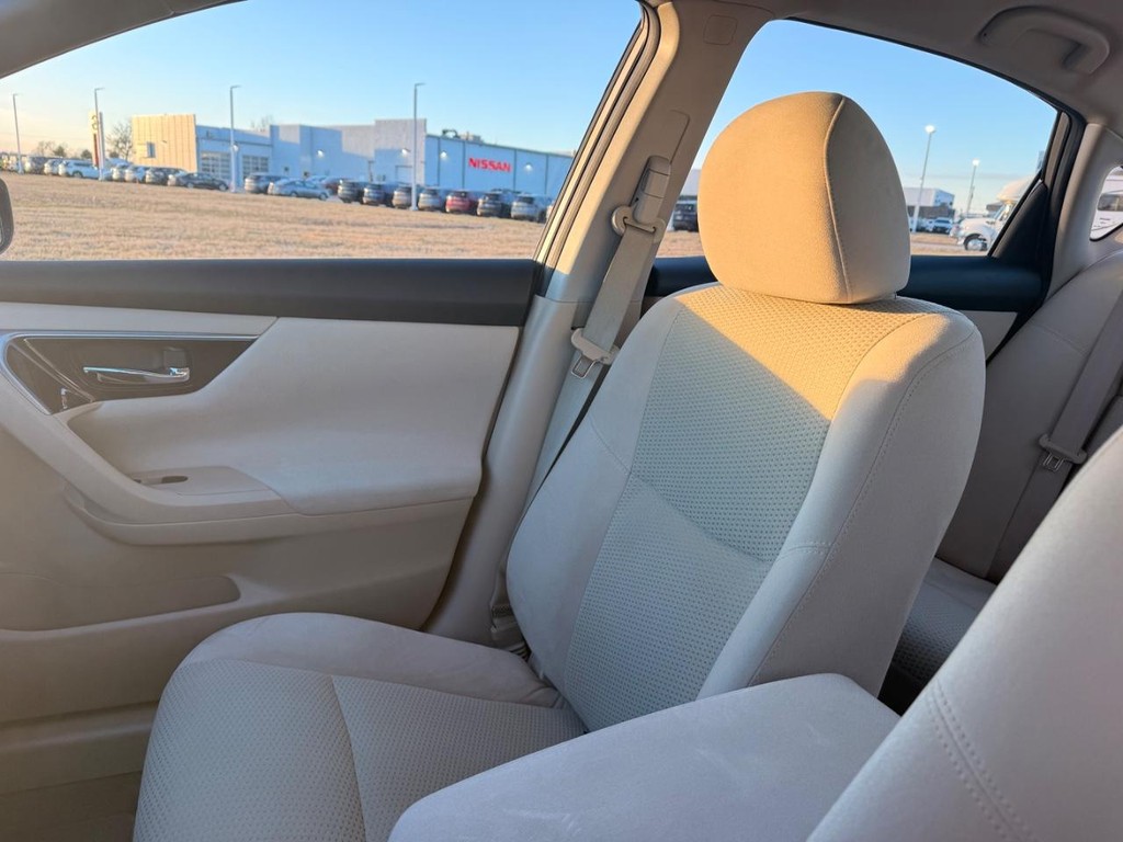 Nissan Altima Vehicle Full-screen Gallery Image 06