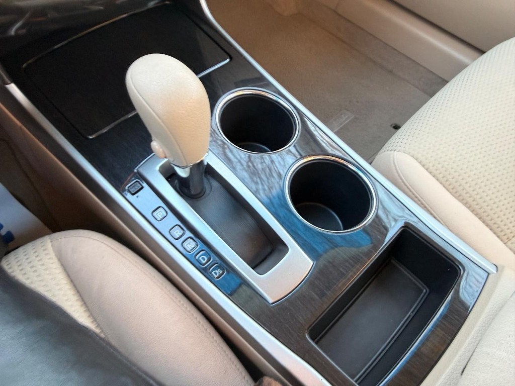 Nissan Altima Vehicle Full-screen Gallery Image 07