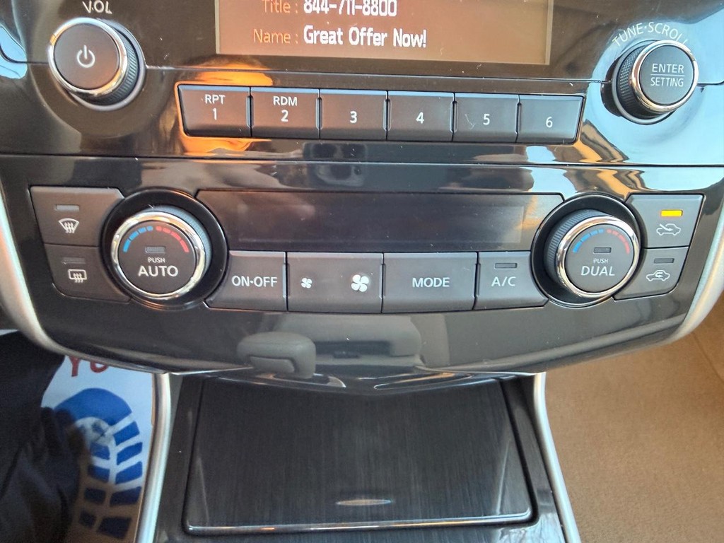 Nissan Altima Vehicle Full-screen Gallery Image 08