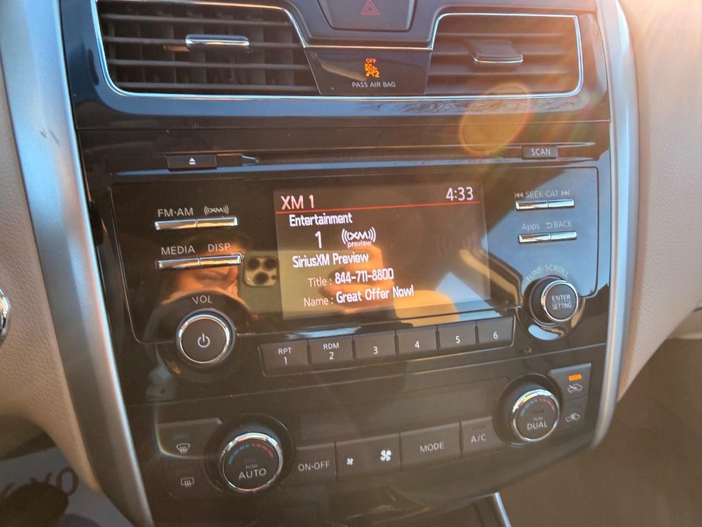 Nissan Altima Vehicle Full-screen Gallery Image 09