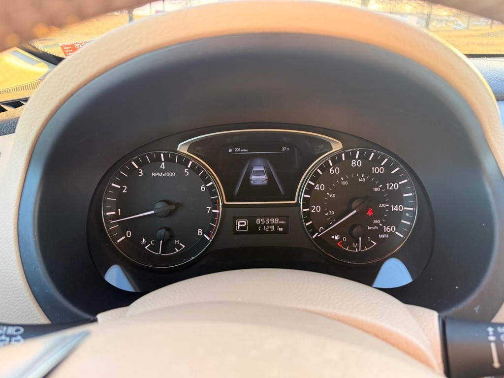 Nissan Altima Vehicle Full-screen Gallery Image 10