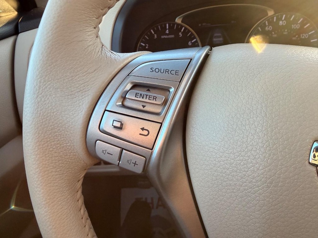 Nissan Altima Vehicle Full-screen Gallery Image 11